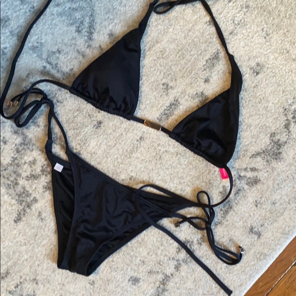 Sexy Victoria’s Secret bikini set!